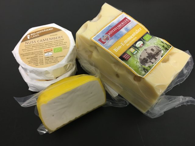 Verschiedene Käsesorten von BerSta: Camembert, Emmetaler, Schnittkäse