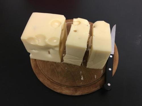 BerSta: Käse der Woche wird aufgeschnitten auf ein Brett
