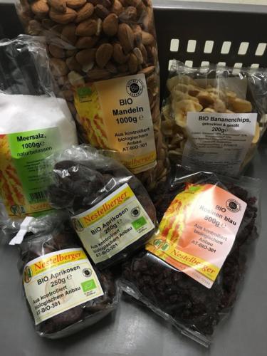 Produkte von BerSta: Meersalz, Bio-Mandeln, Bio-Aprikosen, Bio-Rosinen blau, Bio-Bananenchips