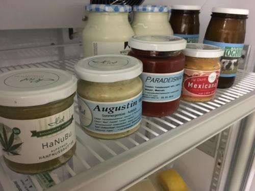 Verschiedene Aufstriche von BerSta: Hanfnussbutter, Sommergemüse-Aufstrich, Paradeismark, Mexicana-Aufstrich sowie Joghurt im Hintergrund