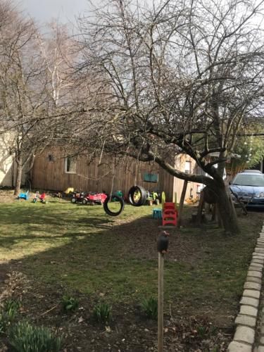 Innenhof, kleiner Spielplatz bei Biohof Harbich