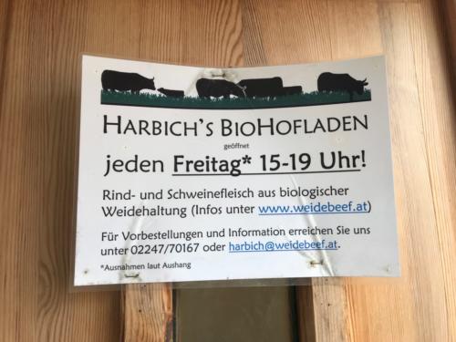 Infozettel von Harbich-Hofladen, dass jeden Freitag von 15 bis 19 Uhr geöffnet ist