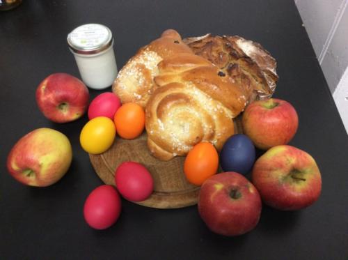 Verschiedene Köstlichkeiten zu Ostern von Biohof Harbich: Äpfel, bunte Eier, Joghurt, Osterbrot