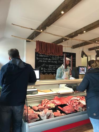 Verschiedene Fleischsorten in der Vitrine des Biohofs Harbich